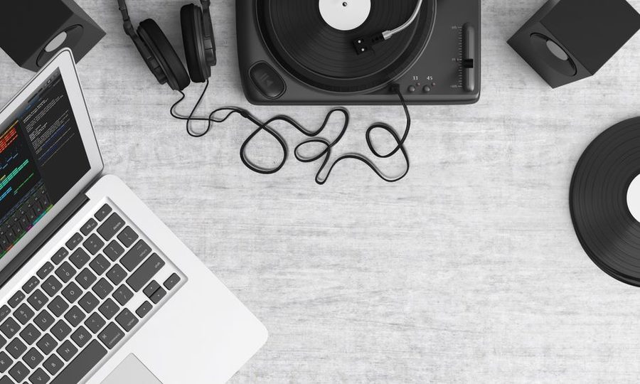 Mesa com bloco de notas, cabos e equipamento de áudio