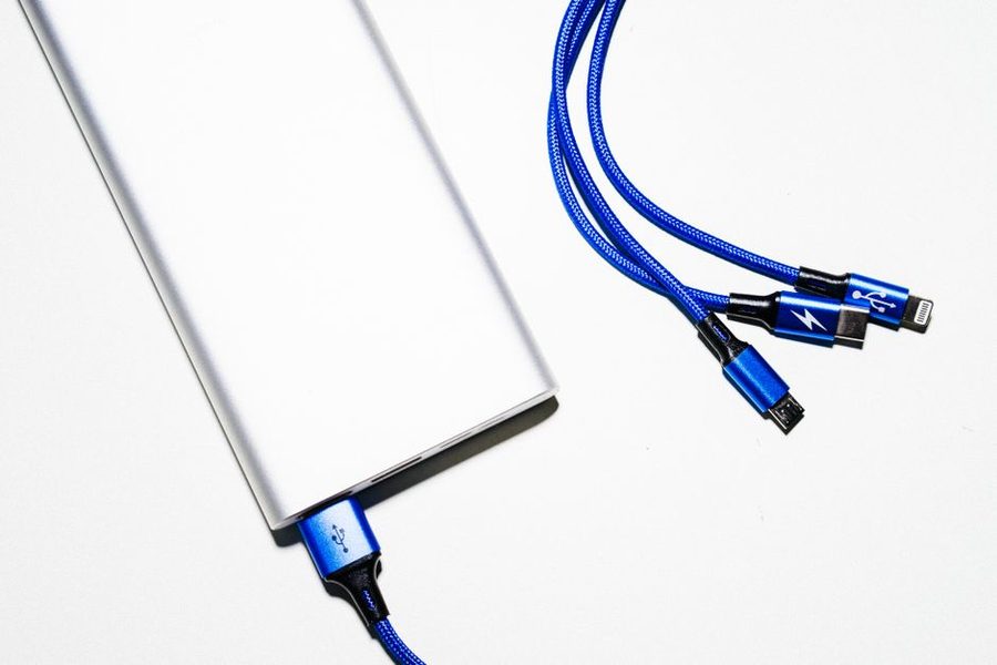 Coluna portátil a carregar com cabo USB numa bancada