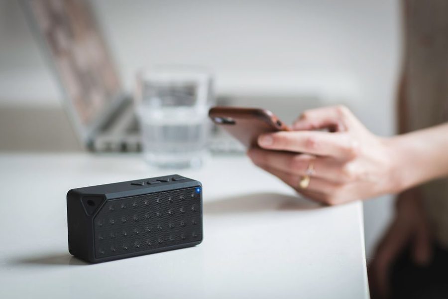 Telemóvel a ligar por Bluetooth a uma coluna sem fios